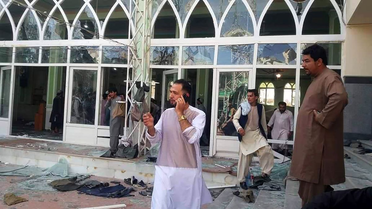 Desítky mrtvých. K útoku na afghánskou mešitu se přihlásil Islámský stát